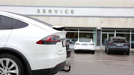 Teslalla on Suomessa vain kaksi merkkihuoltoa. Vain yksi monimerkkikorjaamoketju on ilmoittanut tekevänsä myös Teslojen huoltoja ja korjauksia.