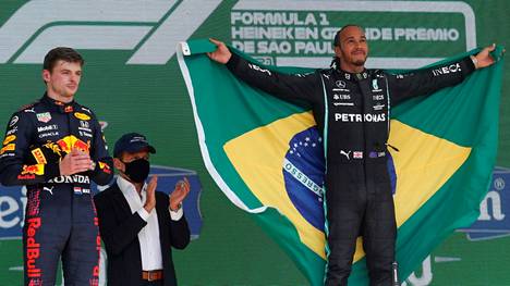 Max Verstappen joutui seuraamaan palkintopallin kakkoskorokkeelta, kun Lewis Hamilton juhli Brasilian F1-kisan voittoa sunnuntaina.