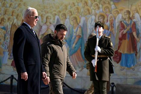 Yhdysvaltain presidentin Joe Bidenin helmikuussa Kiovaan tekemää yllätysvierailua on pidetty osoituksena maan vankkumattomasta tuesta Ukrainalle. Ukrainan presidentti Volodymyr Zelenskyi vei tuolloin Bidenin kävelylle Kiovan keskustaan.