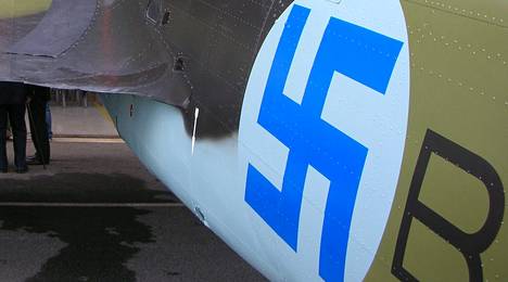 Julkaisi Suomen ilmavoimien hakaristitunnuksesta kuvan Facebookissa –  ruotsalaisseuran pomolle potkut - SHL - Ilta-Sanomat
