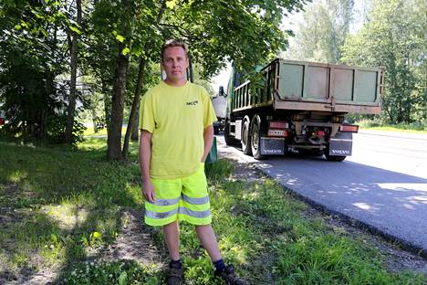 NCC:n asfalttityöntekijä Juha Sartesuo, 39, tekee kesällä jopa 16-tuntisia työpäiviä.