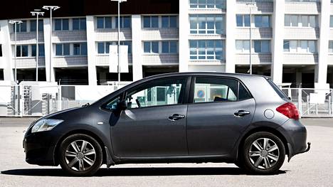 Vastaavanlainen Toyota Auris kaupattiin Tampereen seudulta kotoisin olevalle naiselle. Kuvituskuva. 
