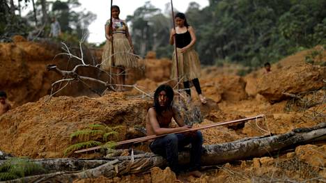 Mura-heimon jäseniä Amazonin sademetsissä Brasiliassa.