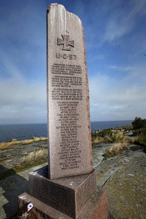 Hamnskärin ulkosaari sijaitsee noin 30 kilometrin päässä Loviisasta. Saarelle pystytettyyn graniittiseen muistopaateen on hakattu jääkäreiden ja UC-57:n kaatuneiden saksalaisten merimiesten nimet.