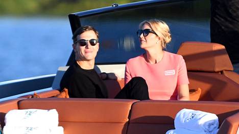 Ivanka Trump ja Jared Kushner saapuivat Louis Vuittonin muotinäytökseen jahdilla.