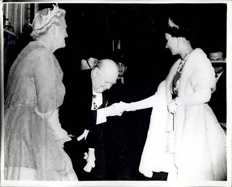 Winston Churchill kumarsi kuningatar Elisabetin saapuessa illalliselle huhtikuussa 1955.
