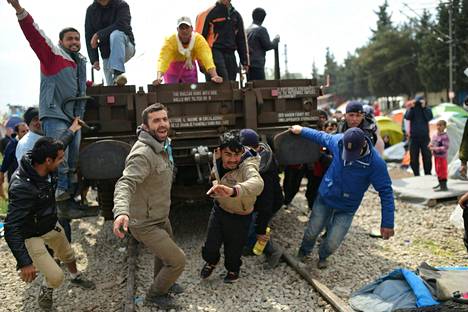 Kreikan ongelmakimpussa painaa myös pakolaiskriisi.