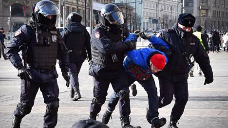 Mielenosoittaja otettiin kiinni Moskovassa.