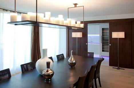 Asunto on sisustettu laadukkailla materiaaleilla ja neutraaleilla väreillä.