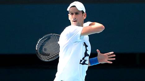 Säilöönottokeskuksesta vapautettu Novak Djokovic pääsi hiomaan lyöntiään Melbournessa tiistaina.