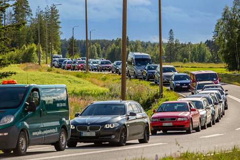 Vesa Keskisen ilmaisbensa sekoitti päät: Autojono jopa 8 kilometrin  mittainen, paikalla 4 poliisipartiota sekä kymmeniä järjestysmiehiä -  Kotimaa - Ilta-Sanomat