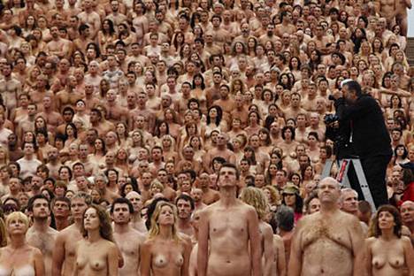 Valokuvataitelija Spencer Tunick on koonnut ympäri maailmaa alastomia ihmisiä ryhmäkuviin julkisille paikoille.