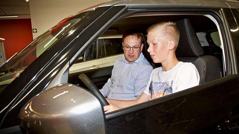 Marko Pelkonen ja Joonatan Pelkonen, 15, tutkivat autoliikkeessä Suzuki Swiftiä, johon olisi asennettu nopeudenrajoitin, mutta sitten tulikin mutkia matkaan.