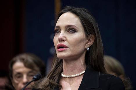 Angelina Jolien jättämässä asiakirjassa löytyi uusia syytöksiä Brad Pittiin liittyen.