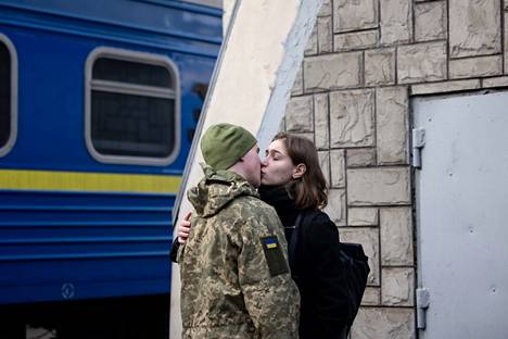 Nuoripari ikuistettiin suutelemassa Lvivin rautatieaseman laiturilla lauantaina.