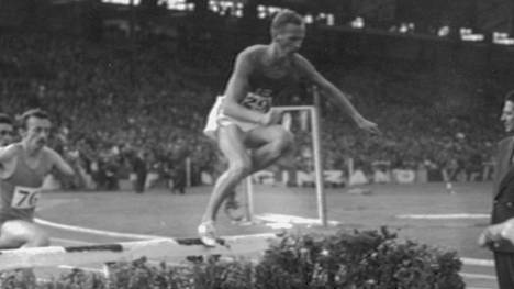 Pentti Karvonen kilpaili maaottelussa Ranskaa vastaan Pariisissa vuonna 1960.