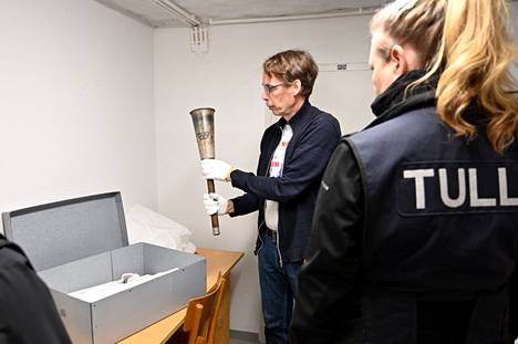 Tulli toimitti olympiasoihdun Urheilumuseoon Olympiastadionille tiistaina. Esineen otti vastaan Tahdon kokoelmapäällikkö Ossi Viita.