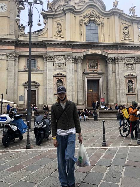 Tino bongattiin Instagramin kautta Milanon catwalkeille.