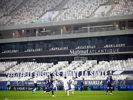 Tämä on taas ikävän tuttu näky Euroopan kentiltä. Kuvassa Bordeaux ja Marseille mittelivät Ranskan liigassa tyhjien katsomojen edessä viime perjantaina.