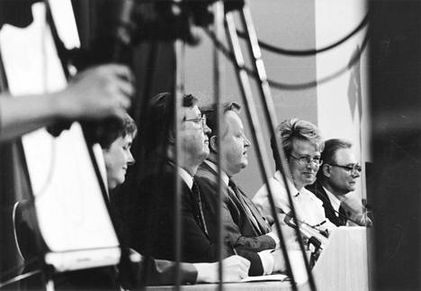 Esivaaliehdokkaat Vappu Taipale, Kalevi Sorsa, Martti Ahtisaari, Pirkko Työläjärvi ja Sakari Knuuttila kuuntelevat selvitystä vaalisysteemistä vuonna 1993. Periaatteessa kyseessä ei ollut vain Sorsan ja Ahtisaaren kisa.
