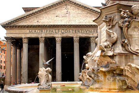 Roomassa on upeaa nähtävää loputtomasti. Yksistään Pantheon-temppeli on huikea.