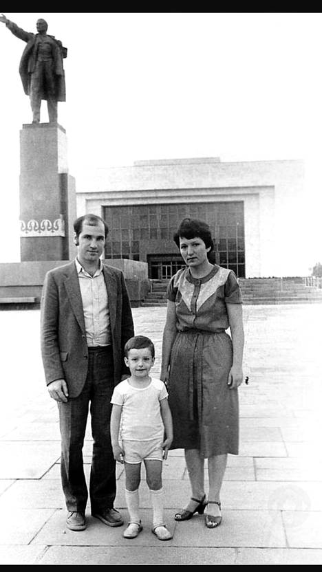 Viisivuotias Denis isänsä ja äitinsä kanssa Kirgisiassa evakuoinnin jälkeen 1987.