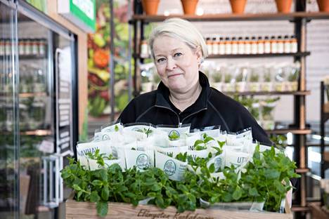 K-Citymarket Tammiston hevi-päällikkö Heidi Kiiskinen on ihastunut vahvaan minttuun, joka sopii hänen mukaansa erityisesti rahkan kanssa, juomiin ja koristeluun.