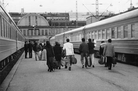 Somalialaisia turvapaikanhakijoita kuvattuna Helsingin rautatieasemalla lokakuussa 1990. He saapuivat Neuvostoliitosta Moskovan-junalla.