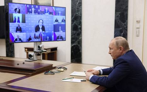 Venäjän presidentti Vladimir Putin neuvotteli öljyteollisuuden edustajien kanssa Moskovassa 17. toukokuuta. Kuva on uutiskanava Sputnikin välittämä.