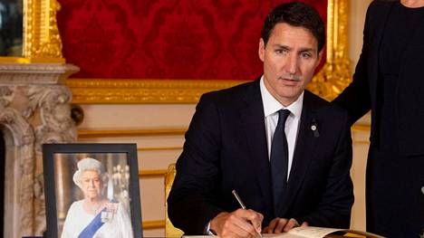 Justin Trudeaun syytetään epäkunnioittaneen kuningattaren muistoa 