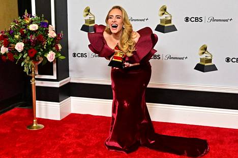 Laulaja Adelella oli aihetta hymyyn Grammy-gaalassa. Hän nappasi palkinnon Easy On Me -kappaleestaan.
