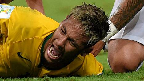 Neymar vietiin sairaalaan ikävän loukkaantumisen jälkeen.