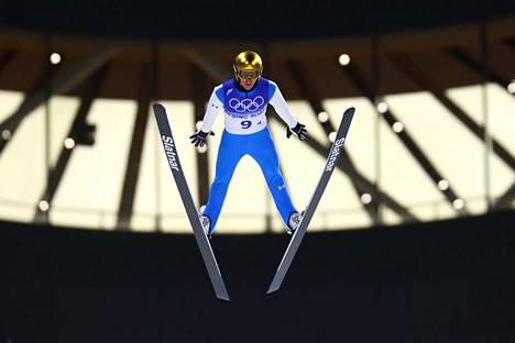 Peter Prevc oli voittamassa Slovenialle olympiakultaa sekajoukkuemäessä Pekingissä.