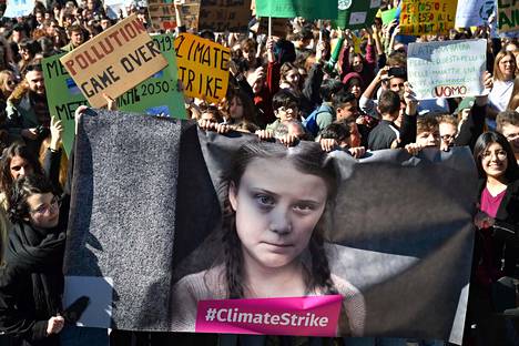 Greta Thunbergista on tullut maailmanlaajuisen ilmastoliikkeen keulakuva ja esikuva etenkin monille nuorille. Kuva Roomassa järjestetystä mielenosoituksesta maaliskuulta.