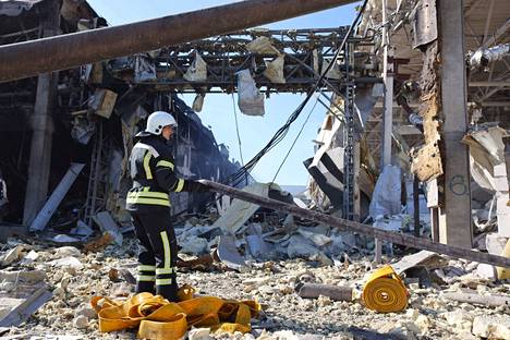 Pelastustyöntekijät raivasivat Venäjän iskussa tuhoutuneen ostoskeskuksen raunioita Odessassa 10. toukokuuta.
