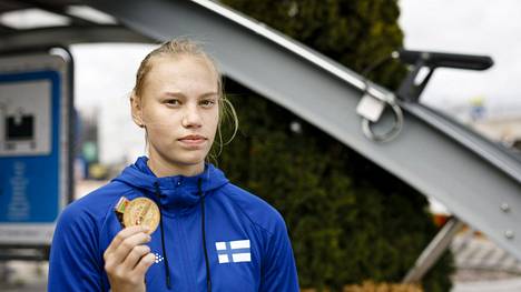 Seitsenottelun tuore nuorten maailmanmestari Saga Vanninen Helsini-Vantaan lentokentällä 22. elokuuta 2021. 