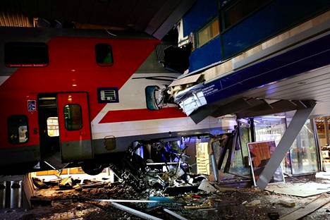 Juna törmäsi hotelliin rautatieasemalla vuonna 2010.