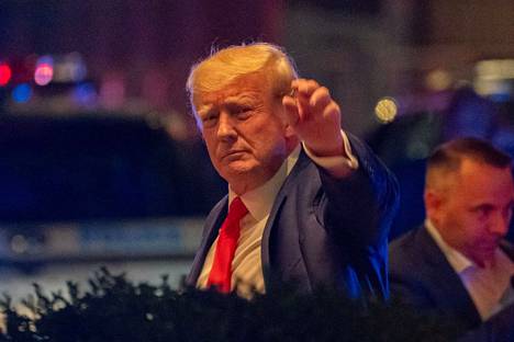 Trump kuvattuna Trump Towerin edustalla New Yorkissa maanantai-iltana. 