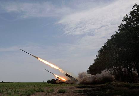 Ukraina ampui BM-27 Uragan -raketinheittimellä Donetskin alueella 27. elokuuta.