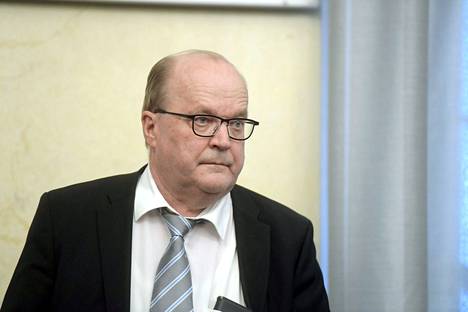 Pohjois-Pohjanmaan hyvinvointialueen hallituksen puheenjohtaja Tapani Tölli sanoo hyvinvointialuejohtajan palkan olevan perusteltu.