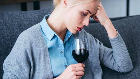 Alkoholi voi pahentaa muun muassa unettomuutta ja masennusoireita.