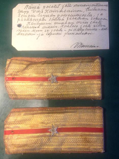 Nämä Viljo Kainulaisen epoletit on talletettu Iisalmen suojeluskunnan paperien joukkoon Kansallisarkistossa.