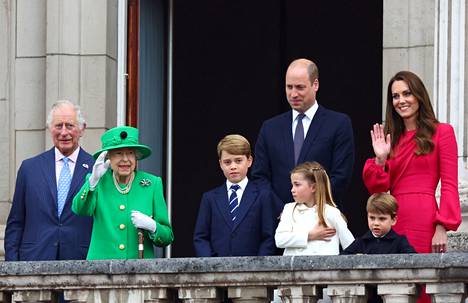 Mukana edustamassa olivat prinssi Charles, prinssi William, herttuatar Catherine, prinssi George ja prinsessa Charlotte, prinssi Louis ja herttuatar Camilla (ei kuvassa).