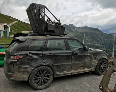 Suomalaismatkailija vieraili juuri avatussa elämyksellisessä James Bond -maailmassa Itävallassa ja löysi maalilla sotatun näköiseksi tehdyn Range Roverin.