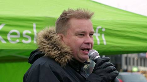 Puolustusministeri Antti Kaikkonen (kesk) painotti, että Suomen turvallisuus on hyvissä kantimissa. Kuva Kuopion torilta.