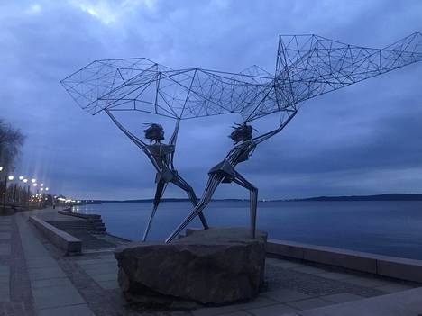 Äänisen rannan Kalastajat-patsas on yksi Petroskoin tuntomerkkejä. Vuonna 1991 pystytetty patsas on lahja Petroskoin yhdysvaltalaiselta ystävyskaupungilta Duluthilta.