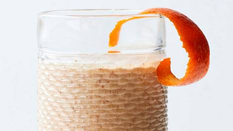 Kurkuma ja appelsiinimehu tekevät smoothiesta vienon oranssin.