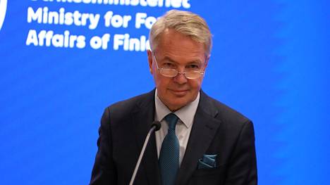Pekka Haavisto sanoi tiedotustilaisuudessaan Suomen kulkevan edelleen Natoon yhdessä Ruotsin kanssa. 