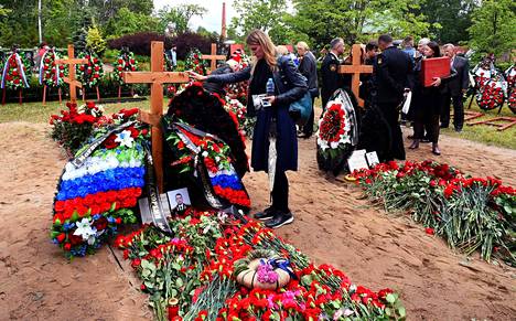 Haudoille asetettiin väliaikaiset puiset ristit. Myöhemmin paikalle tulee pysyvä muistomerkki. Uudet haudat sijaitsevat lähellä Kurskin ydinsukellusveneen turman uhrien muistomerkkiä vuodelta 2000.