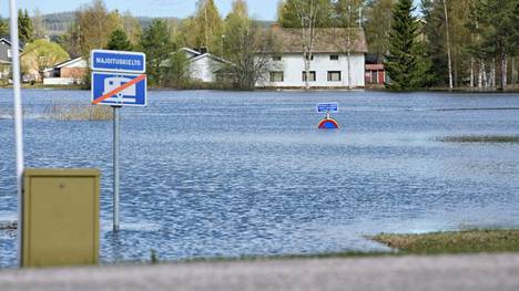 Torniojoki tulvi Pellon keskustassa 19. toukokuuta 2023.